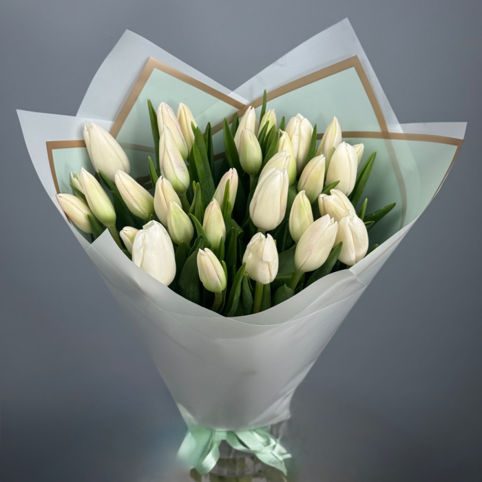 Букет из 31 белых тюльпанов
