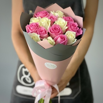 Букет из 15 белой и розовой розы 60 см