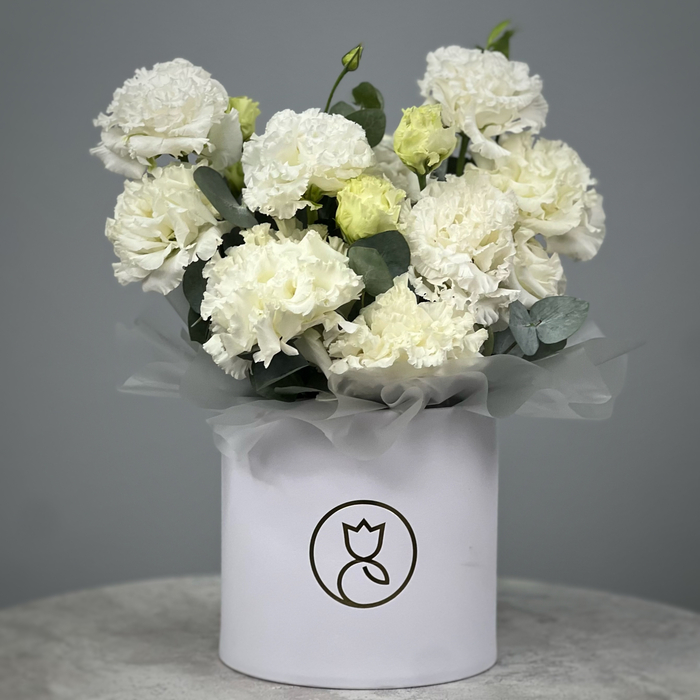 Белый лизиантус в шляпной коробке