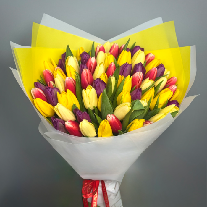 Букет из 71 тюльпанов яркий микс