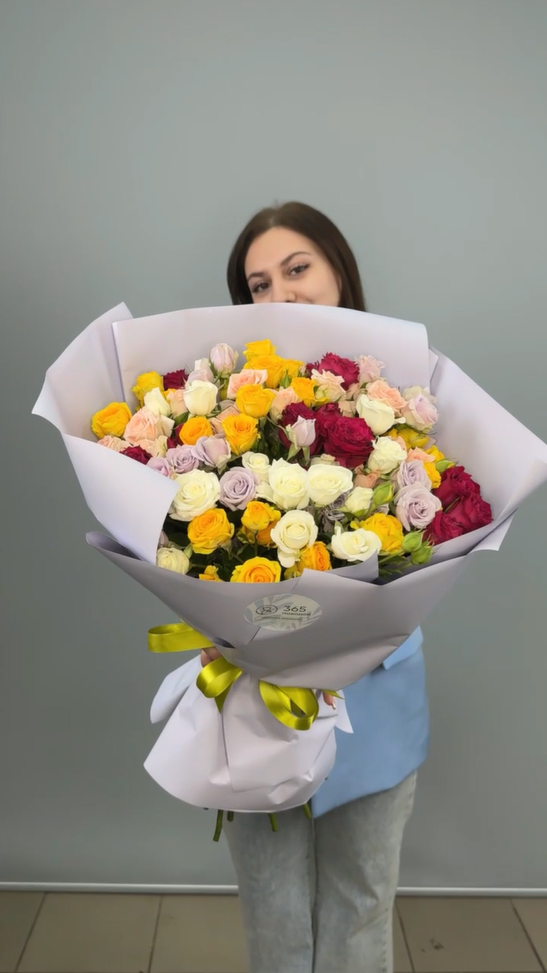 Букет из 25 ярких кустовых роз