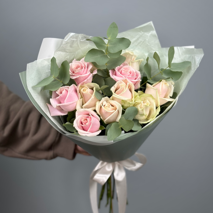 Букет Нежный микс роз с эвкалиптом