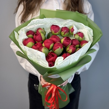 Букет из 51 бордовых пионов