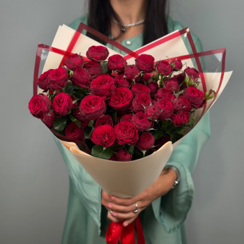 Букет из 9 кустовых пионовидных красных роз 