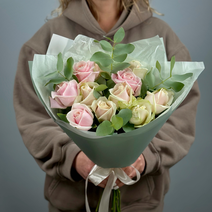 Букет Нежный микс роз с эвкалиптом