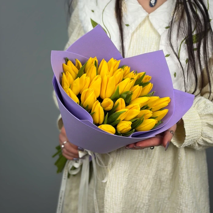 Букет из 31 желтых тюльпанов
