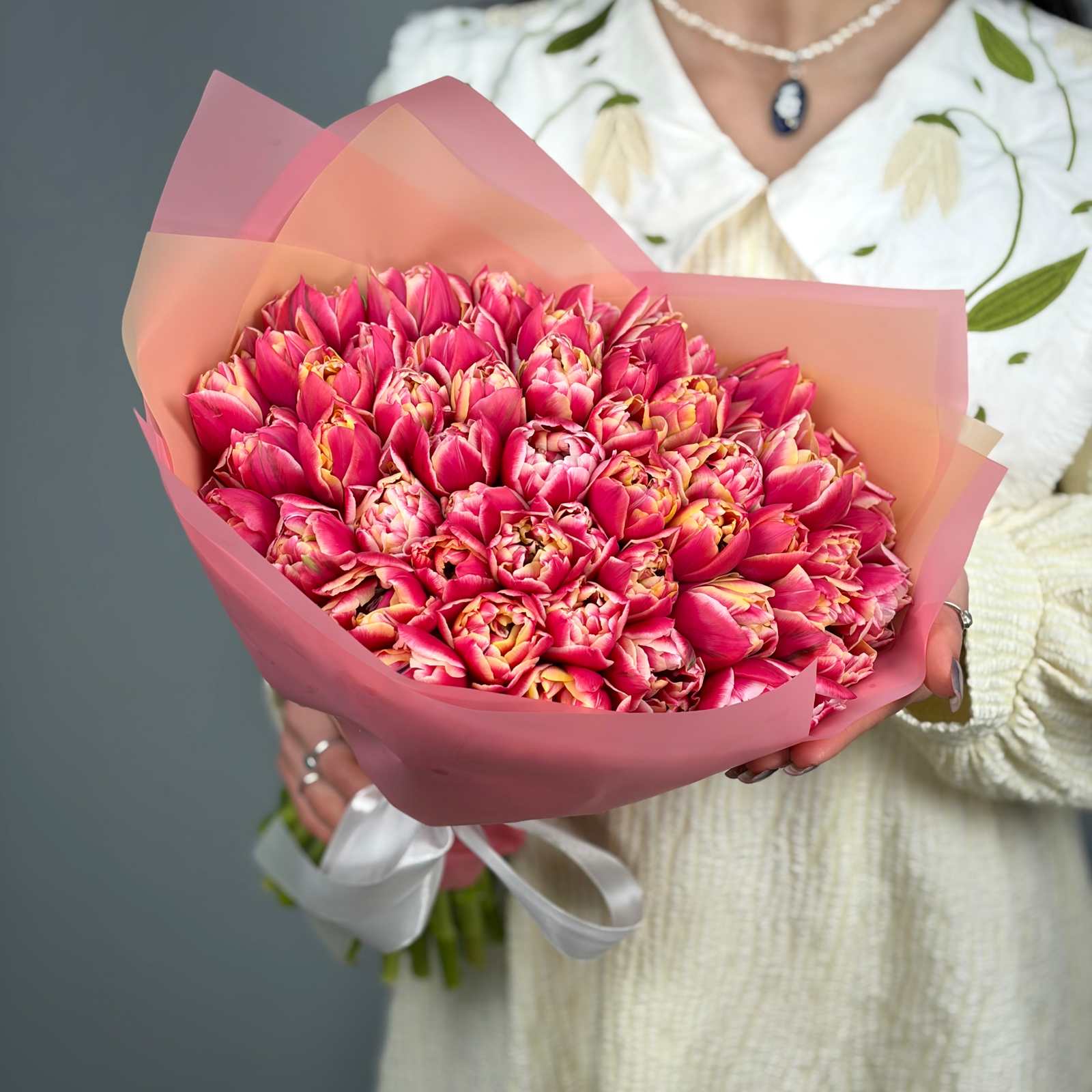 Букет из 51 малиновых пионовидных тюльпанов