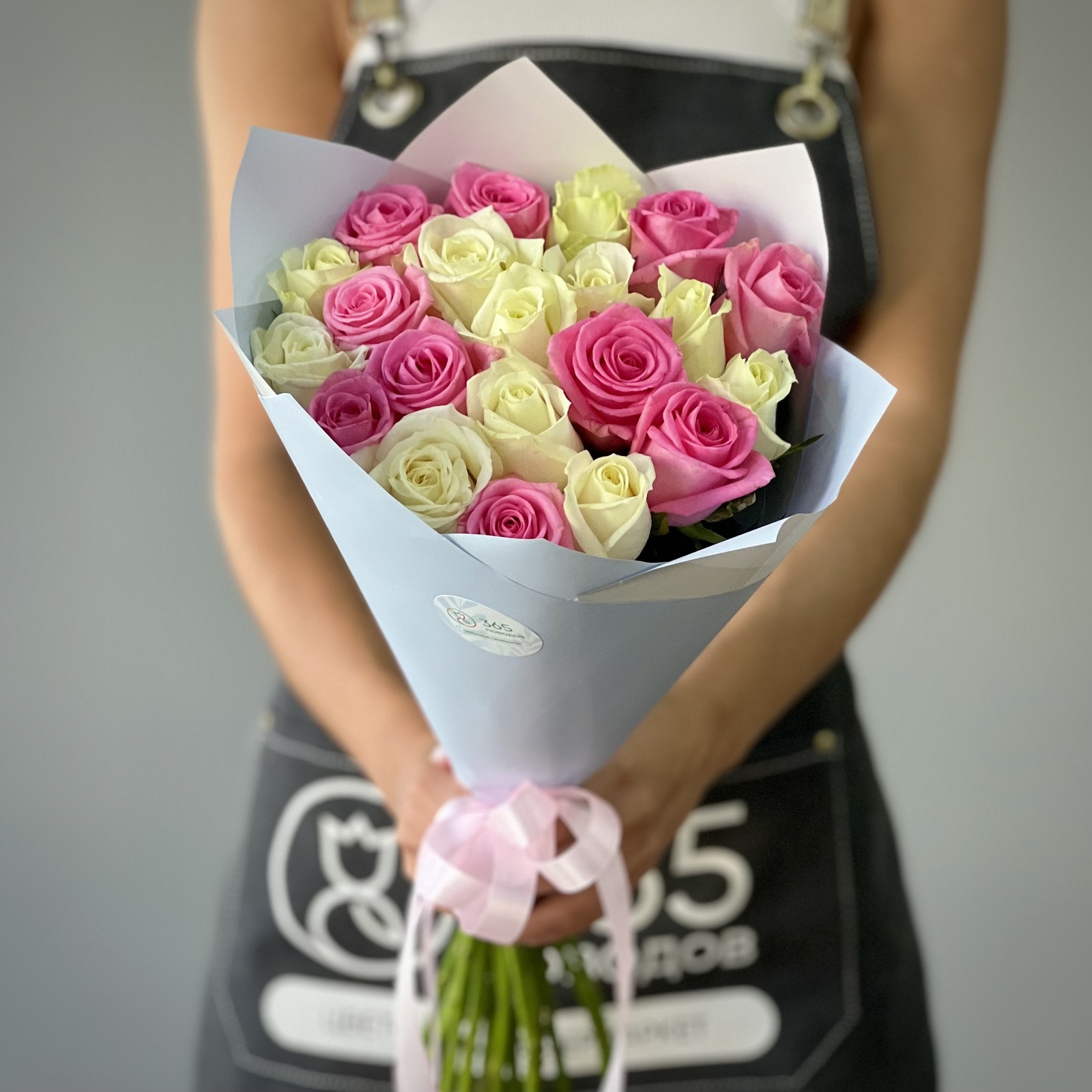 Букет из 1 белой и розовой розы 50 см