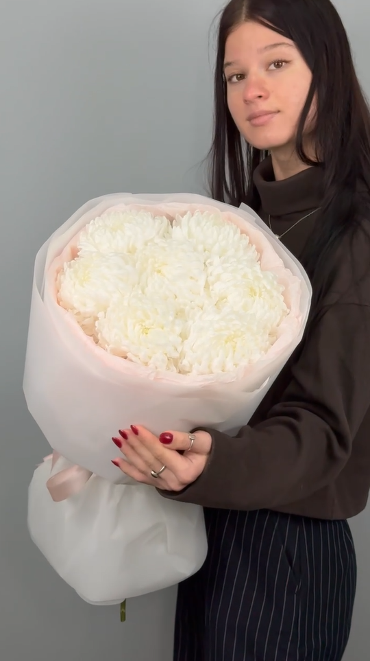 Букет из 7 белых хризантем бигуди