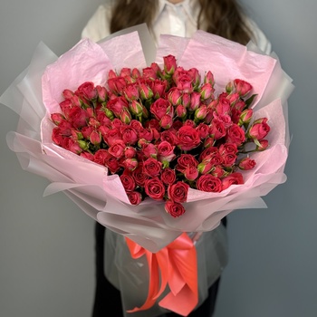 Букет из 21 кустовых ярко малиновых роз