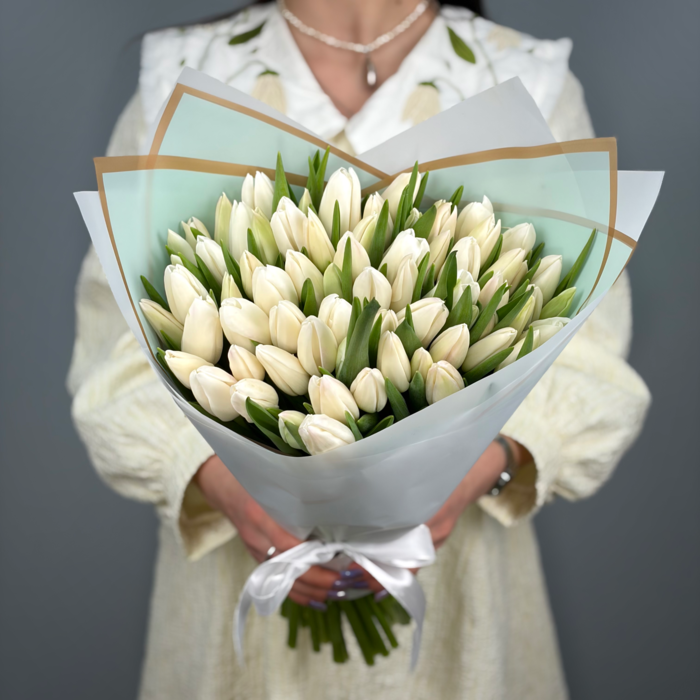 Букет из 71 белых тюльпанов