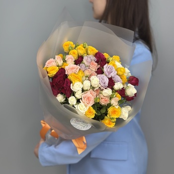 Букет из 15 ярких кустовых роз