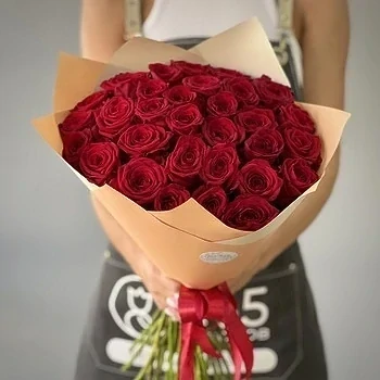 Букет из 31 красной розы 50 см