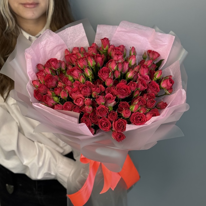 Букет из 25 кустовых ярко малиновых роз