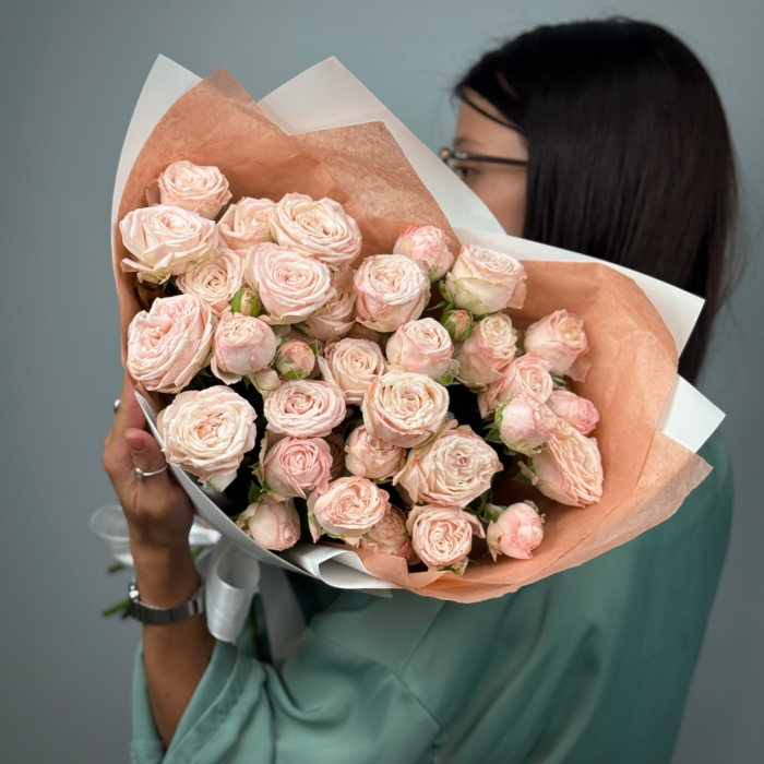 Букет кустовых пионовидных нежно-розовых роз  (9 шт)