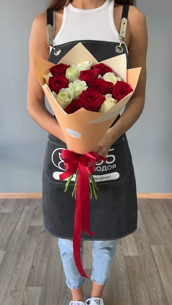 Букет из 15 красной и белой розы 40 см