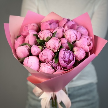 Букет из 21 розовых российских пионов