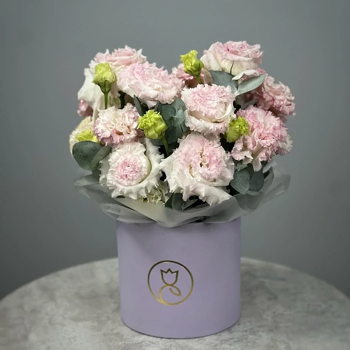 Розовый лизиантус в шляпной коробке