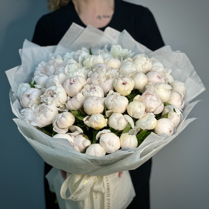 Букет из 51 бело-розовых пионов
