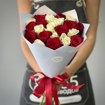 Букет из 21 красной и белой розы 50 см