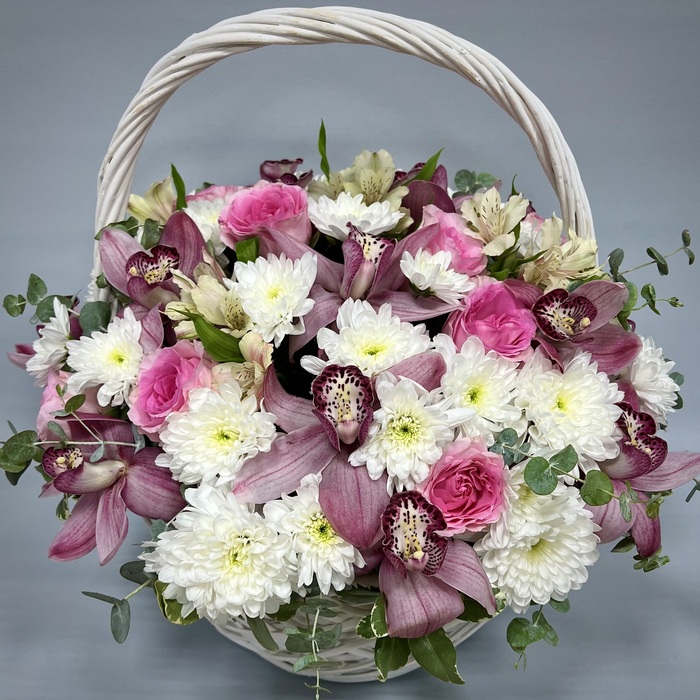 Цветы в корзине Барби