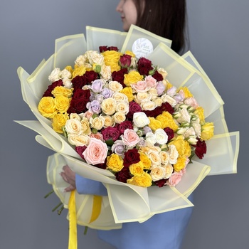 Букет из 51 ярких кустовых роз