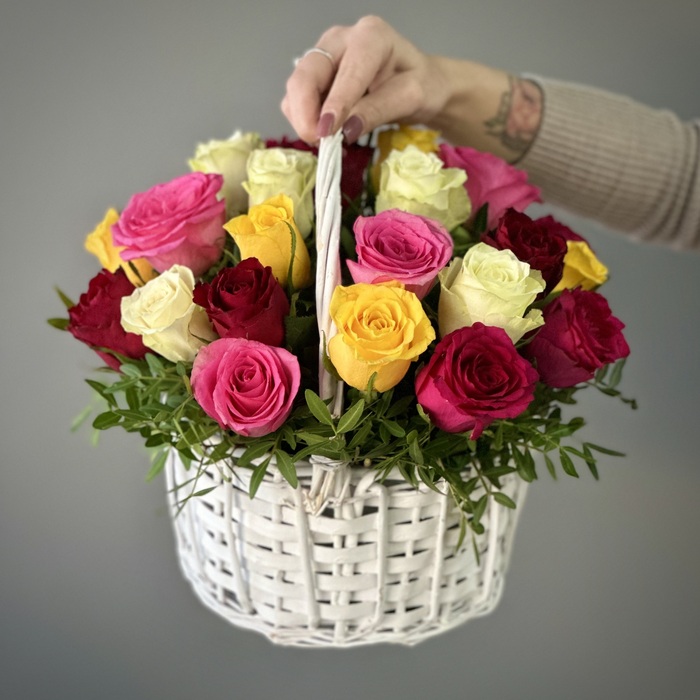 Корзина из 25 ярких роз