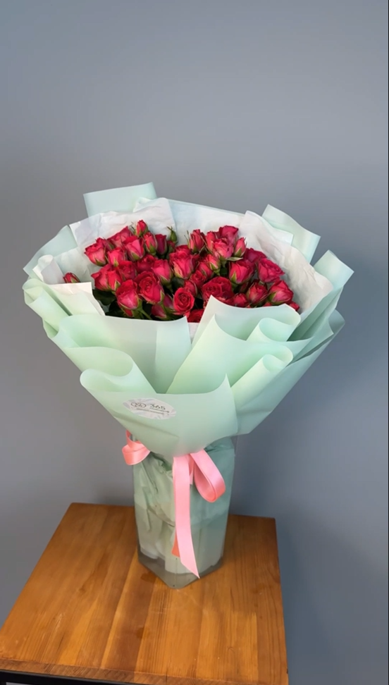 Букет из 15 кустовых ярко малиновых роз