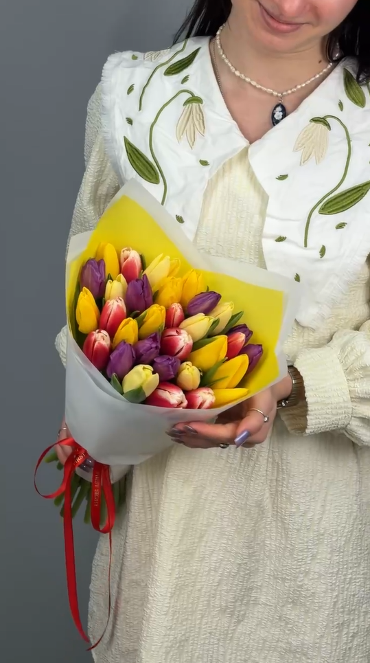 Букет из 31 тюльпанов яркий микс