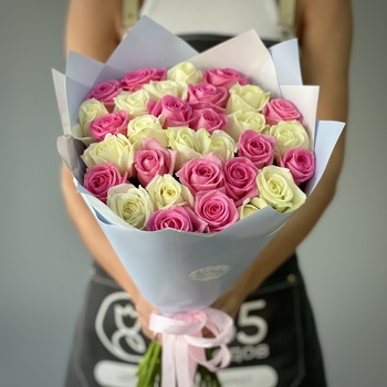 Букет из 31 белой и розовой розы 70 см