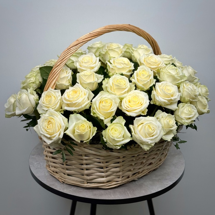 Корзина из 51 белой розы