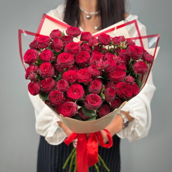 Букет из 15 кустовых пионовидных красных роз 