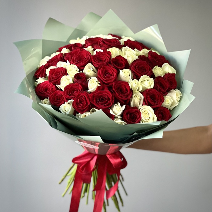 Букет из 71 красной и белой розы 70 см