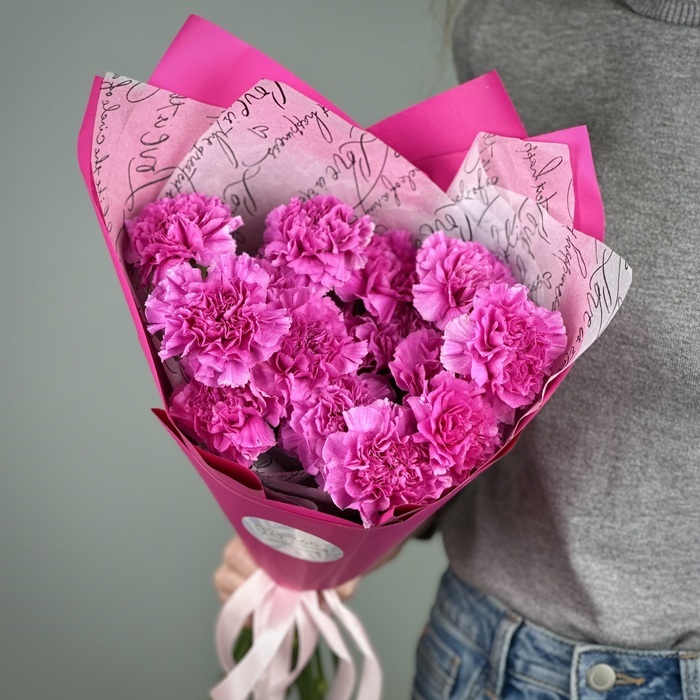 Букет из 15 малиновых гвоздик