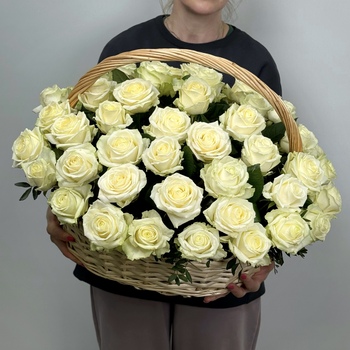 Корзина из 51 белой розы