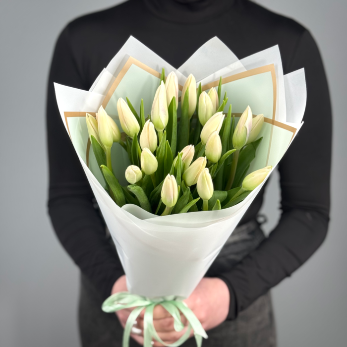 Букет из 21 белых тюльпанов