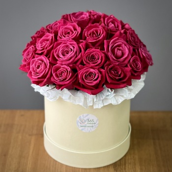 Малиновые розы в шляпной коробке M