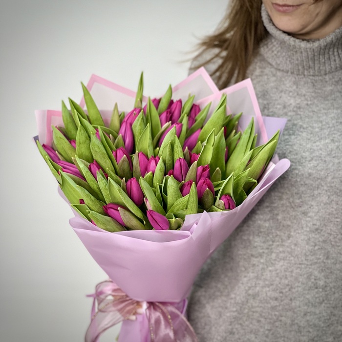 Букет из 51 фиолетовых тюльпанов