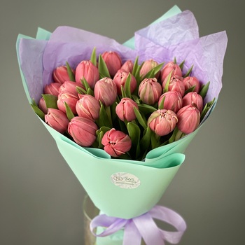 Букет из 10 малиновых пионовидных тюльпанов