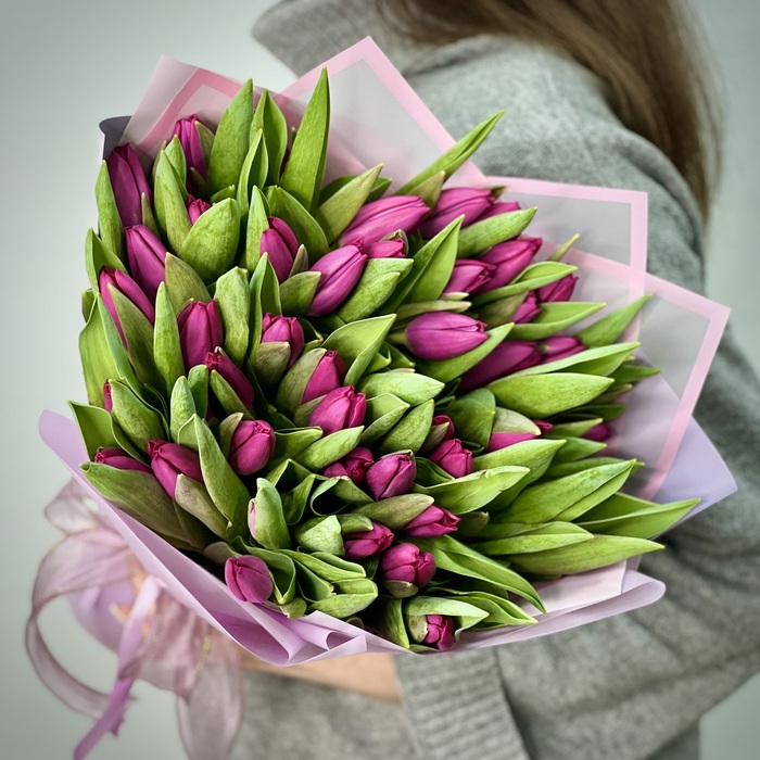 Букет из 51 фиолетовых тюльпанов