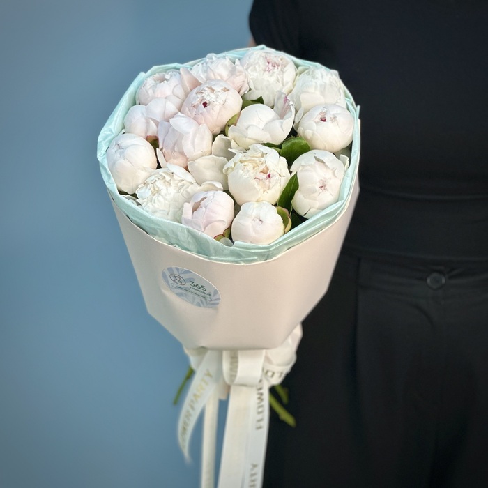 Букет из 15 бело-розовых пионов