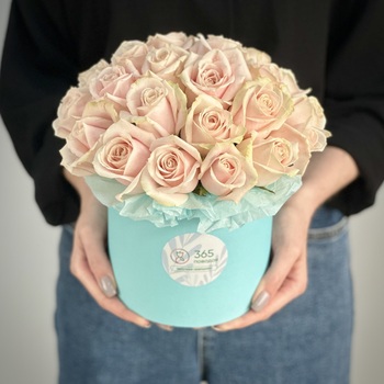 Нежно-розовые розы в шляпной коробке S