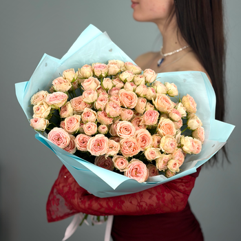 Букет из 25 кустовых роз "Тайна любви"