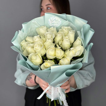 Букет из 31 белой розы Кения