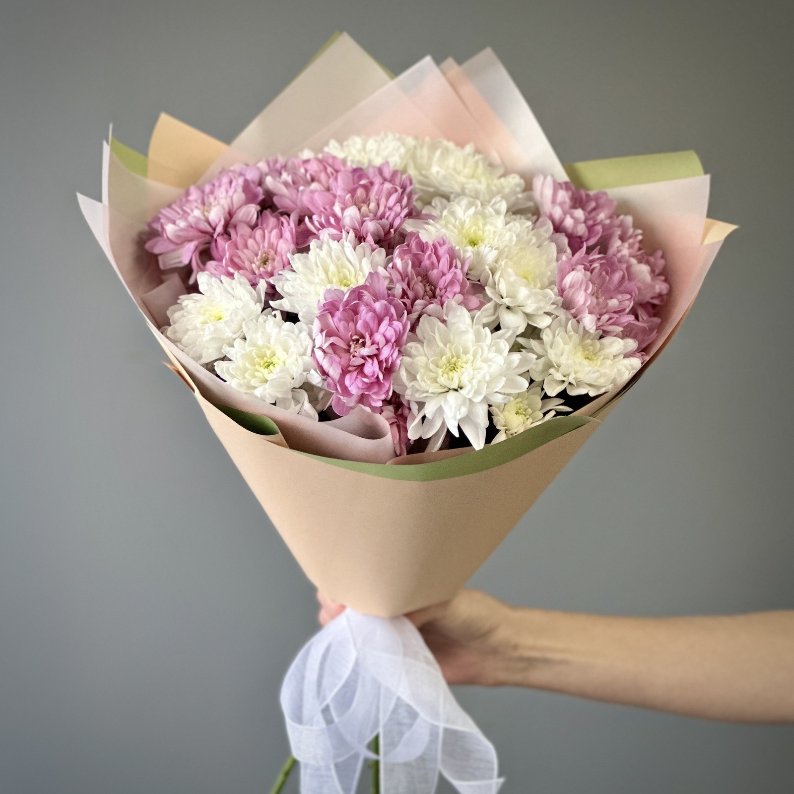 Букет из 7 нежных белых и сиреневых кустовых хризантем микс