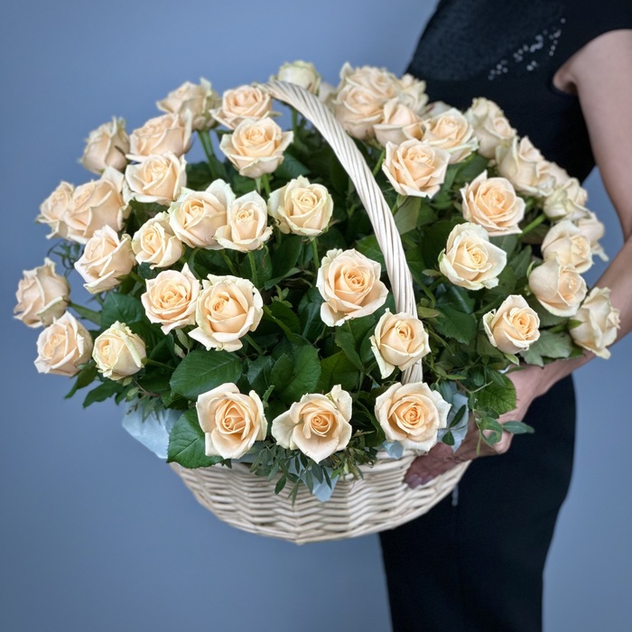 Корзина из 51 кремовой розы