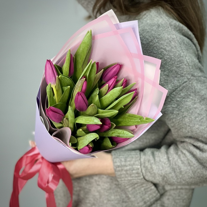 Букет из 15 фиолетовых тюльпанов