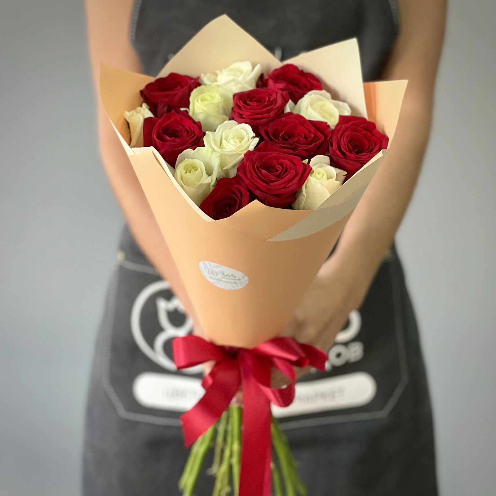 Букет из 1 красной и белой розы 75 см