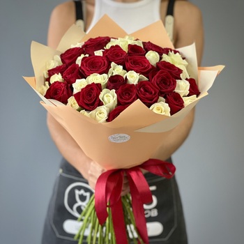 Букет из 51 красной и белой розы 70 см