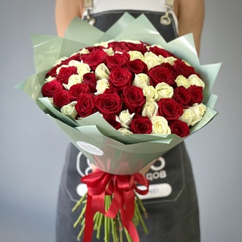 Букет из 71 красной и белой розы 50 см